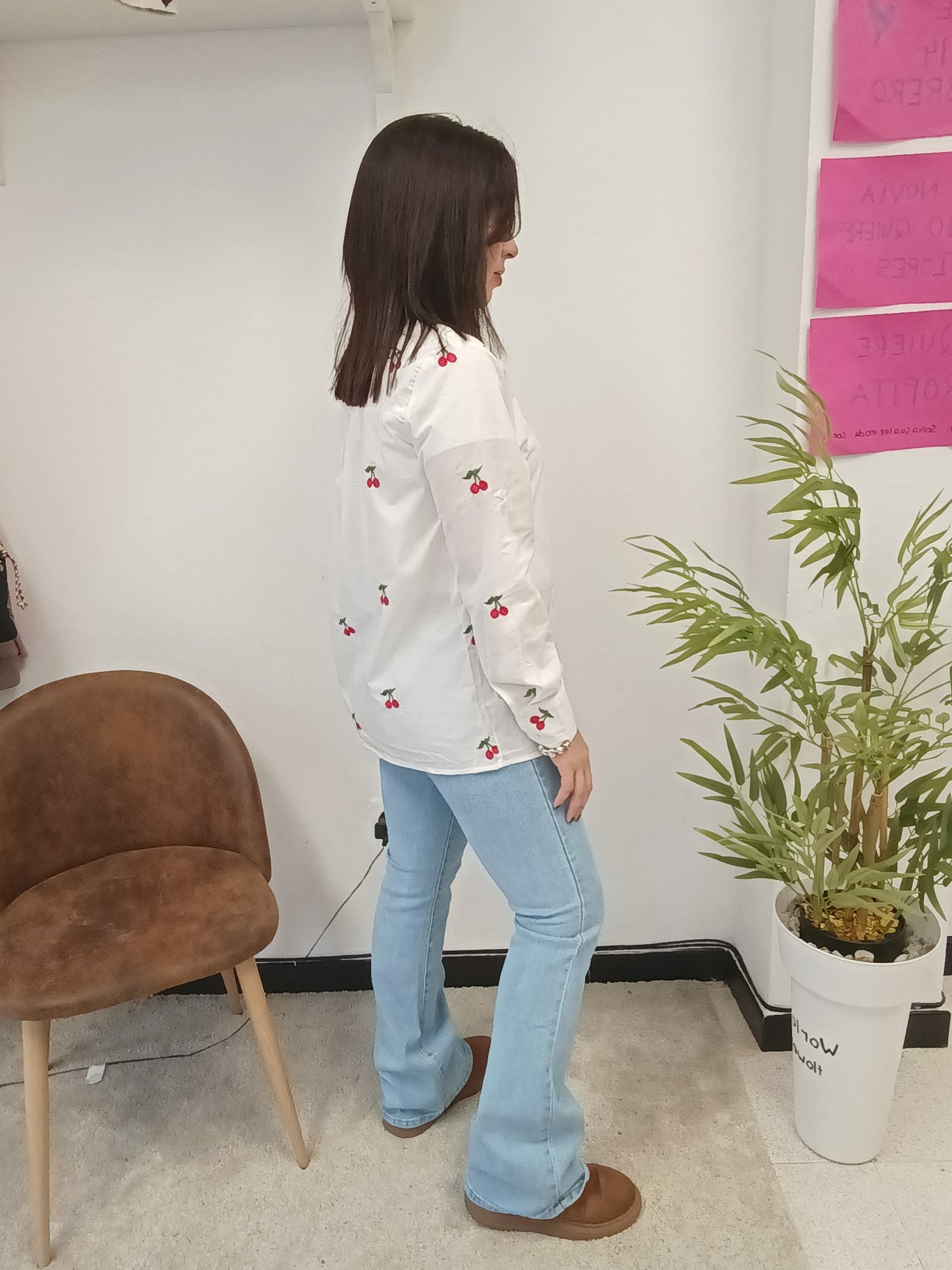 Camisa bordada cerezas