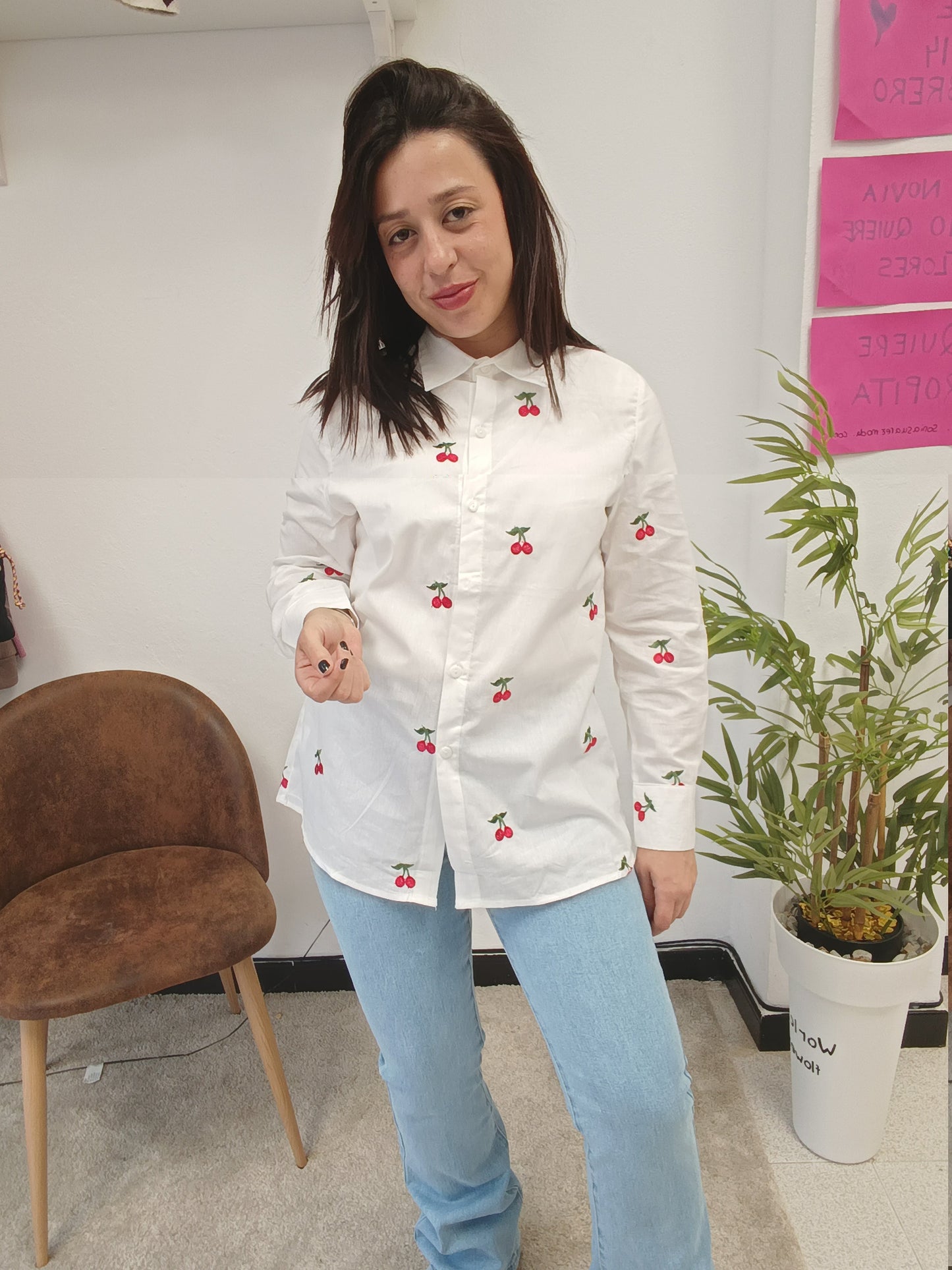 Camisa bordada cerezas