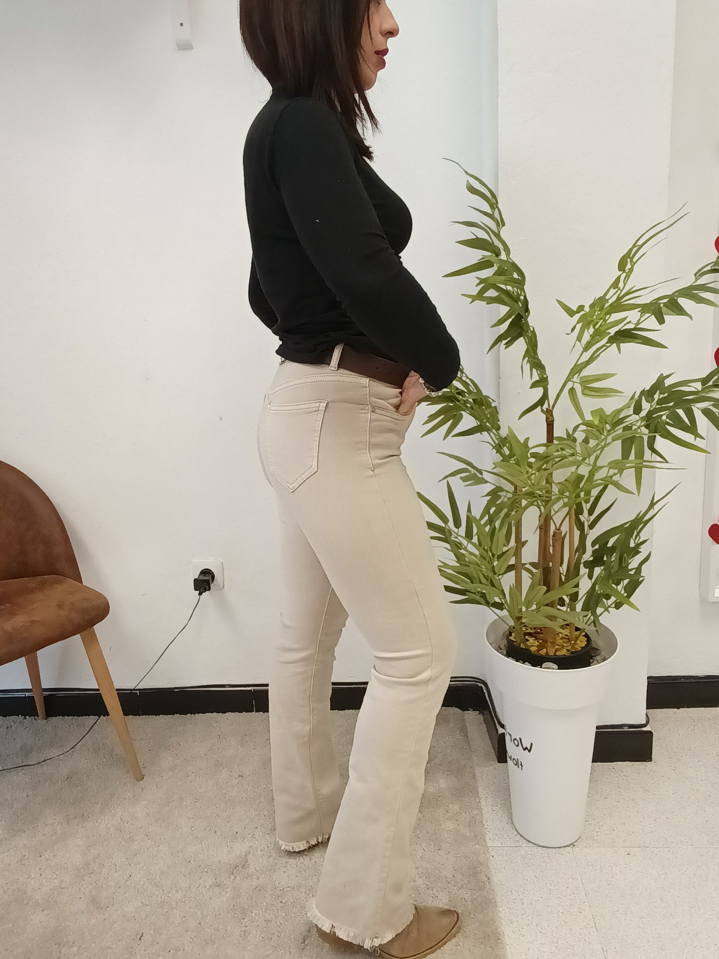 Pantalón flare beige